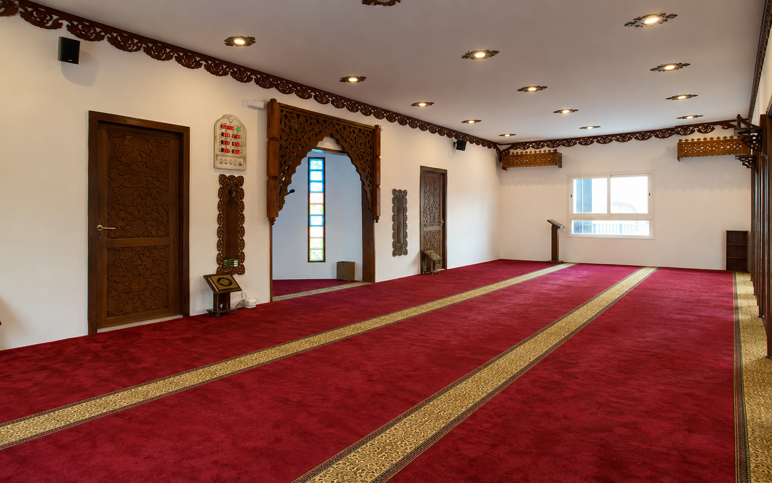 الأبواب والزخارف الخشبية داخل مسجد شداد بن أوس