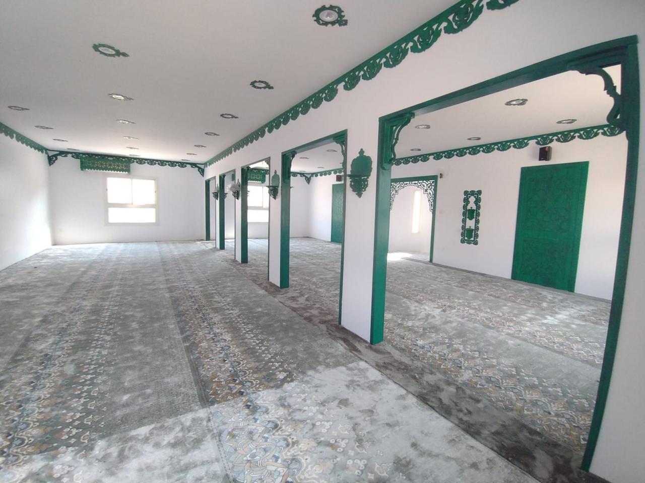 مسجد الربيع بنت معوذ رضي الله عنها — واجهة المحراب والأبواب الخضراء والزخارف الداخلية